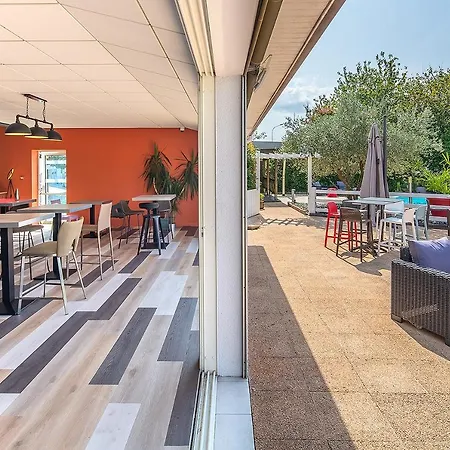 Carre Pau Airport Hotel-3